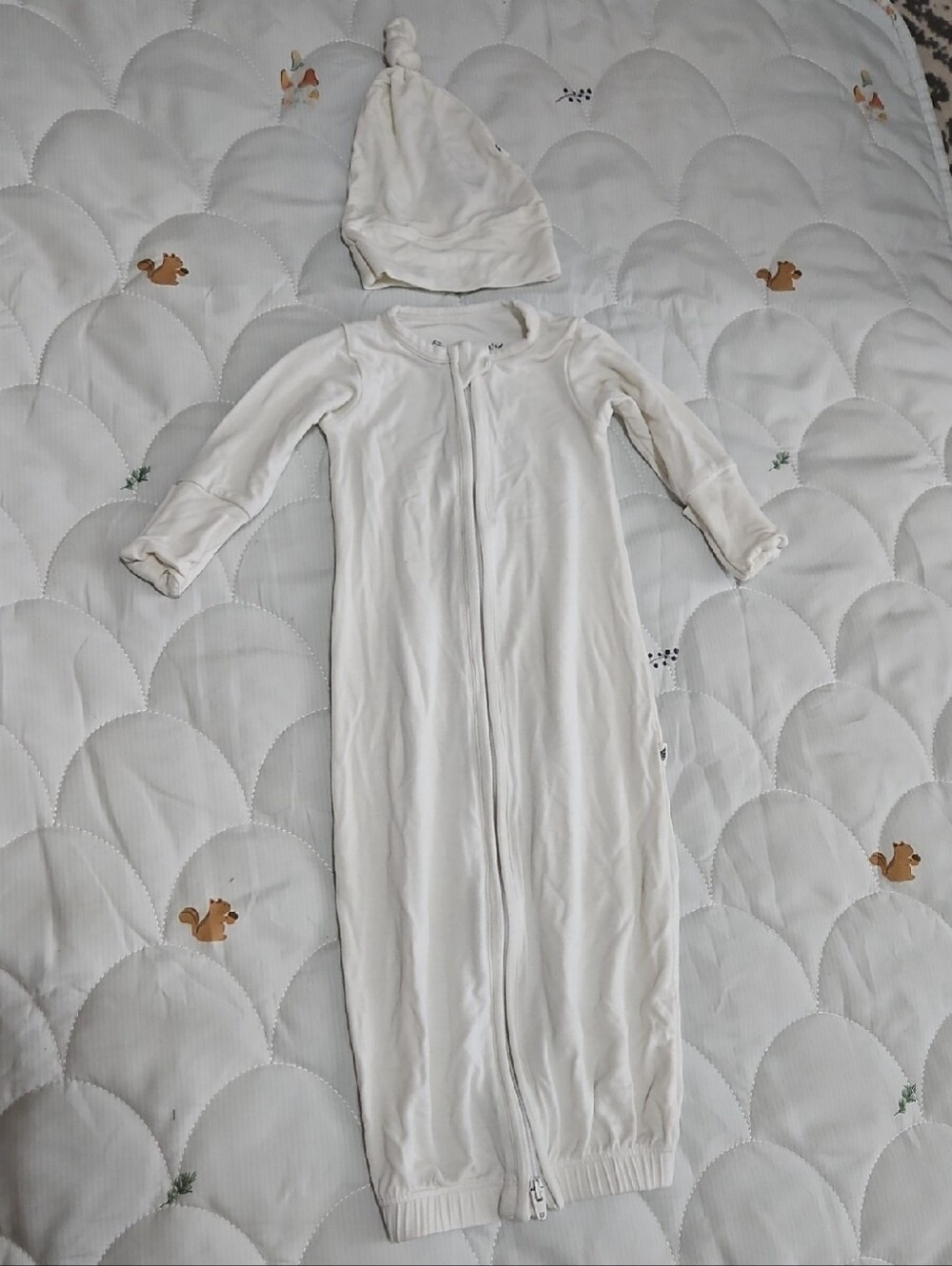 Free birdees Neutral White Baby Sleep Gown with Hat